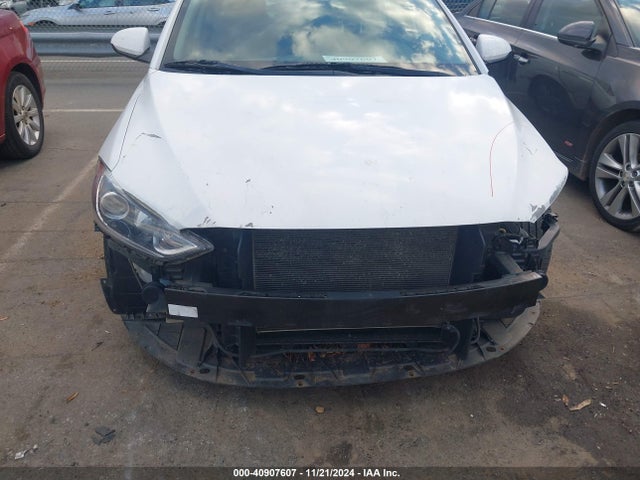 5NPD84LF1JH321888 Hyundai ELANTRA SEL