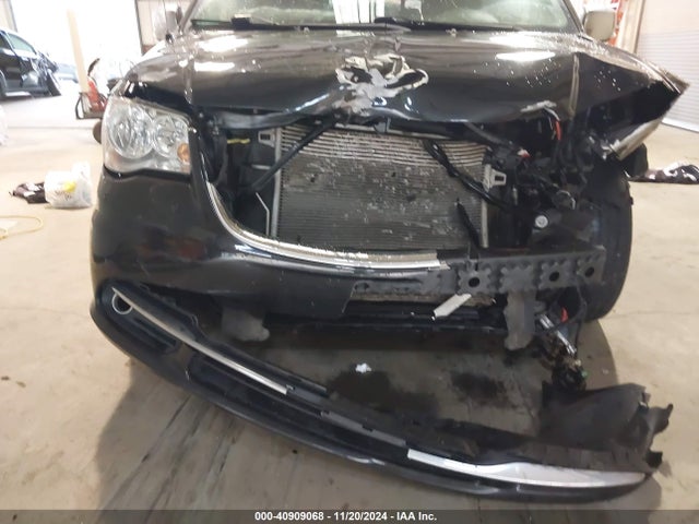 2C4RC1CG5GR149551 Chrysler Town & Country Touring-l Anniversary Edition