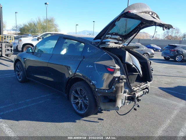 2024 TESLA MODEL Y 7SAYGDEDXRF195463 Photo 2