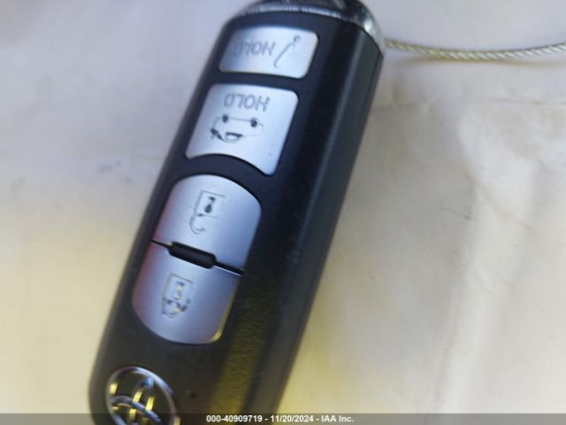 3MYDLBYVXKY511097 Toyota YARIS LE