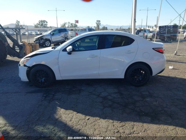 3MYDLBYVXKY511097 Toyota YARIS LE