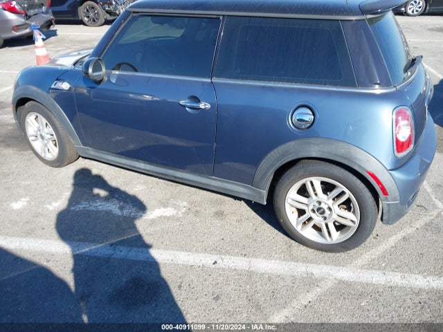 2011 MINI COOPER S WMWSV3C53BTY10899 Photo 2