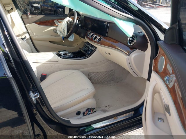 WDDZF4KB8JA303475 Mercedes-Benz E 300 4matic