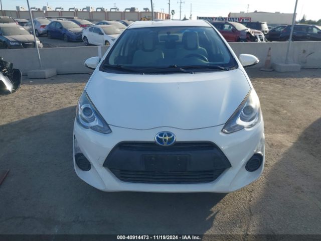 JTDKDTB32F1110427 Toyota Prius C One