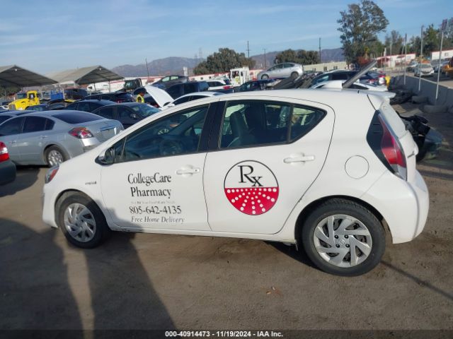 JTDKDTB32F1110427 Toyota Prius C One
