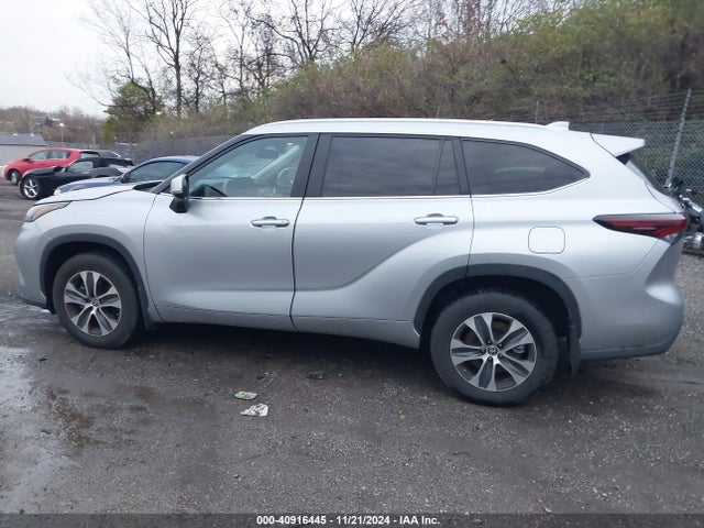 5TDKDRBH2RS543414 Toyota Highlander Xle