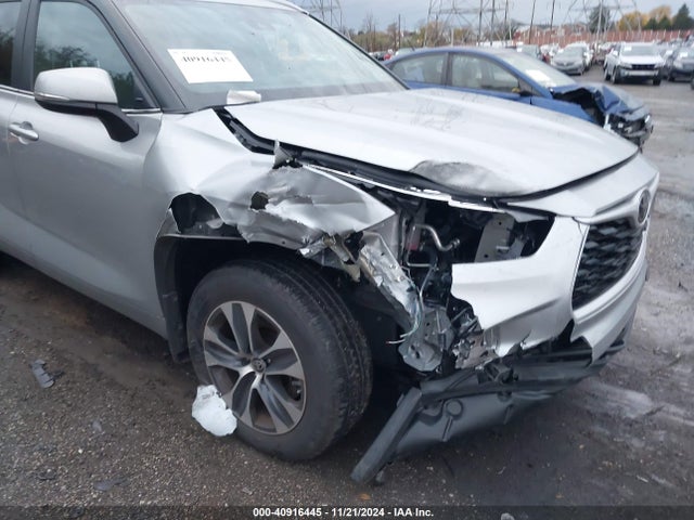 5TDKDRBH2RS543414 Toyota Highlander Xle