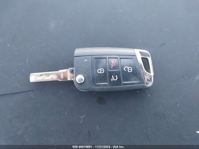 WVWVF7AU8HW187009 Volkswagen Golf R 4-door W/dcc   Navigation