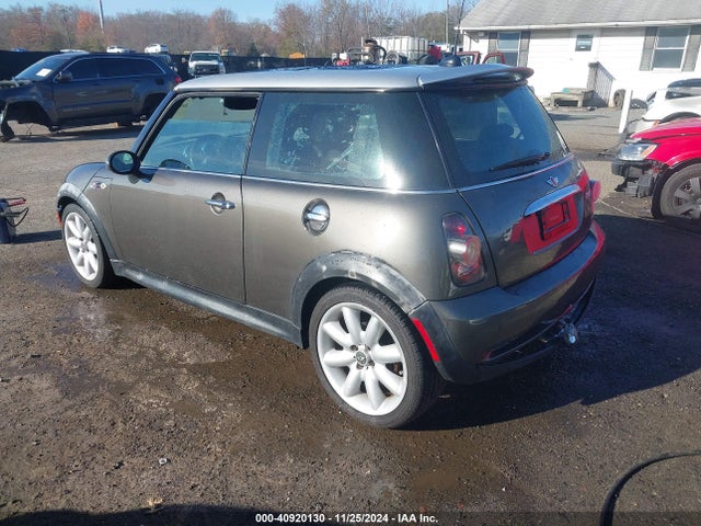 2006 MINI COOPER S WMWRE33526TL22127 Photo 2