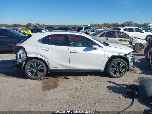 Lexus UX 250H 2022 JTHP9JBH2N2057386 Image 13