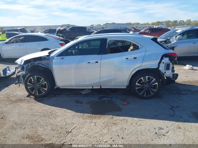 Lexus UX 250H 2022 JTHP9JBH2N2057386 Image 14