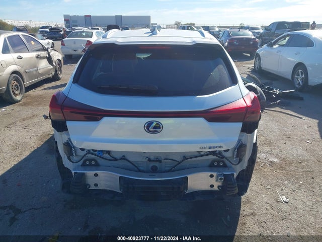 Lexus UX 250H 2022 JTHP9JBH2N2057386 Image 16