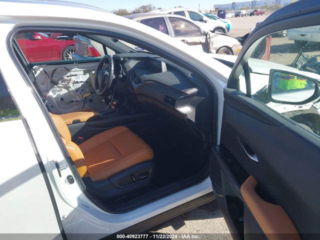 Lexus UX 250H 2022 JTHP9JBH2N2057386 Image 5