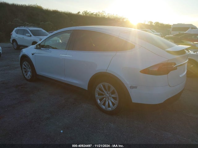 2020 TESLA MODEL X 5YJXCBE21LF260926 Photo 2