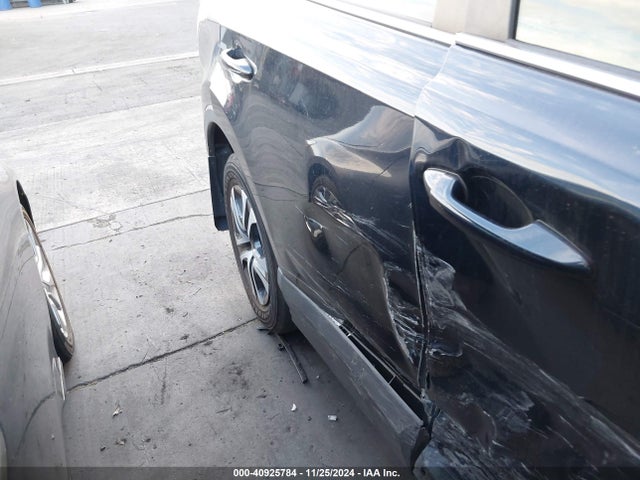 Toyota RAV4 LE 2018 JTMZFREV6JJ156635 Image 18