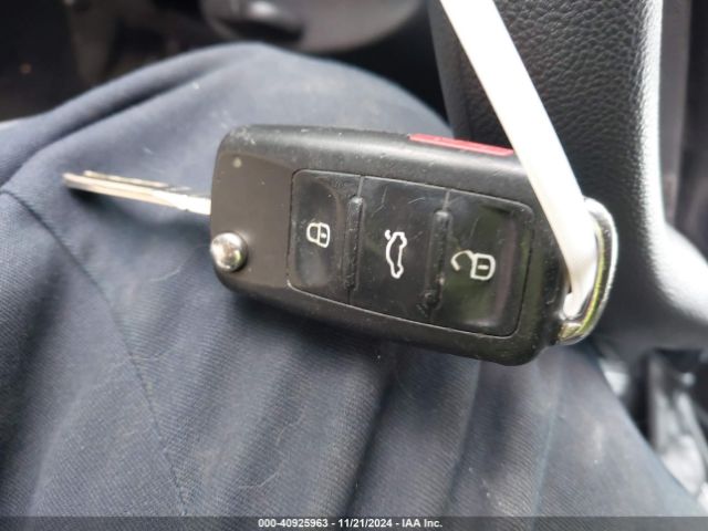 1VWAT7A30GC014595 Volkswagen Passat 1.8t S