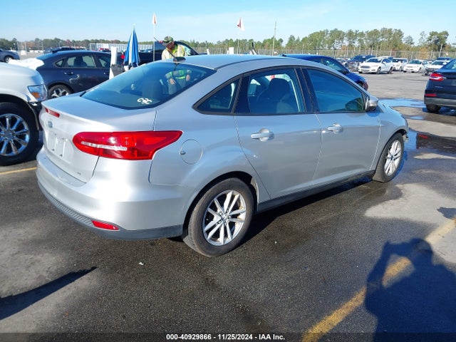 Ford FOCUS SE 2017 1FADP3F28HL345669 Image 4