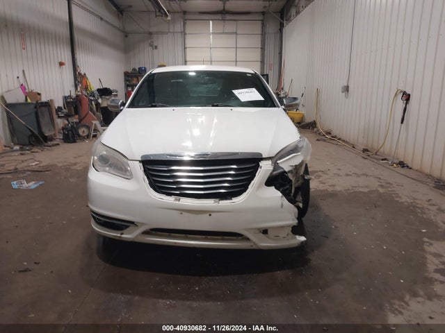40930682 :رقم المزاد ، 1C3BC2FG1BN505927 vin ، 2011 Chrysler 200 Limited مزاد بيع