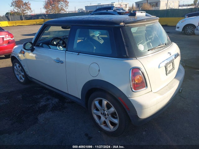 2010 MINI COOPER WMWMF3C52ATU77471 Photo 2