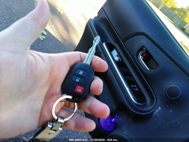 JTDKDTB34F1575873 Toyota Prius C Two
