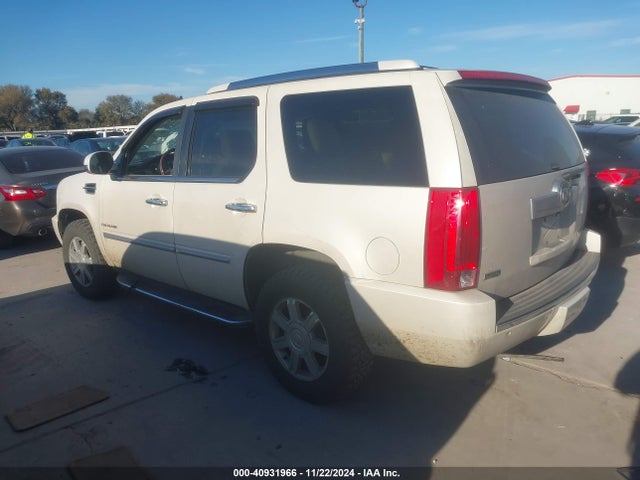 2011 CADILLAC ESCALADE 1GYS3AEF0BR186456 Photo 2