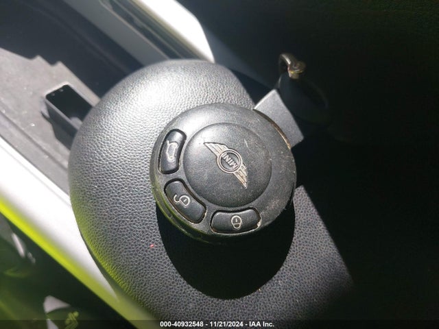 2010 MINI COOPER S WMWMF7C55ATZ72125 Photo 10