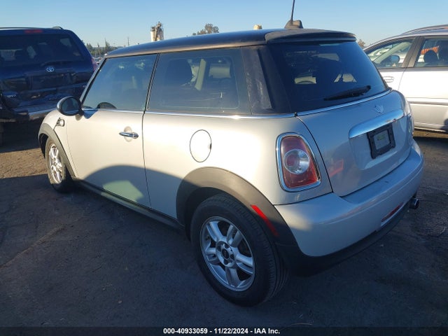2011 MINI COOPER WMWSU3C58BT093015 Photo 2