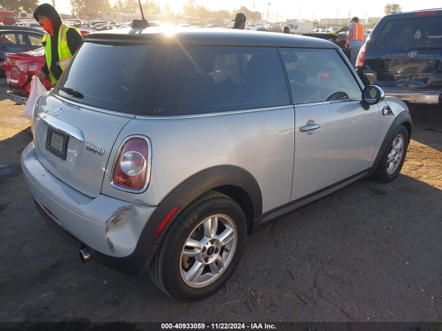 2011 MINI COOPER WMWSU3C58BT093015 Photo 3
