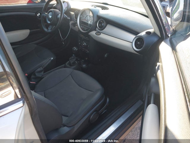 2011 MINI COOPER WMWSU3C58BT093015 Photo 4