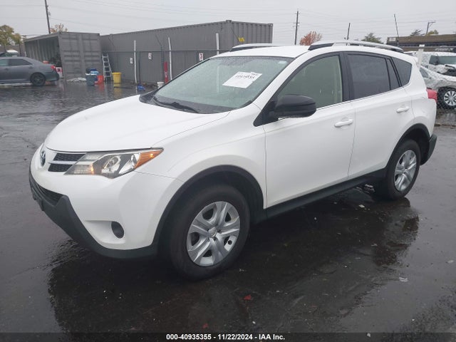 Toyota RAV4 LE 2015 JTMBFREV7FJ035301 Image 2