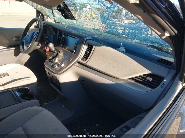 5TDJZ3DCXLS250685 Toyota SIENNA LE