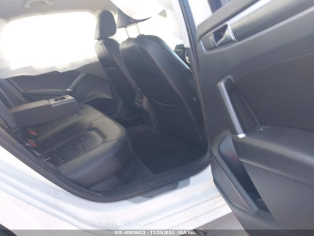 1VWDT7A39HC052759 Volkswagen Passat 1.8t R-line