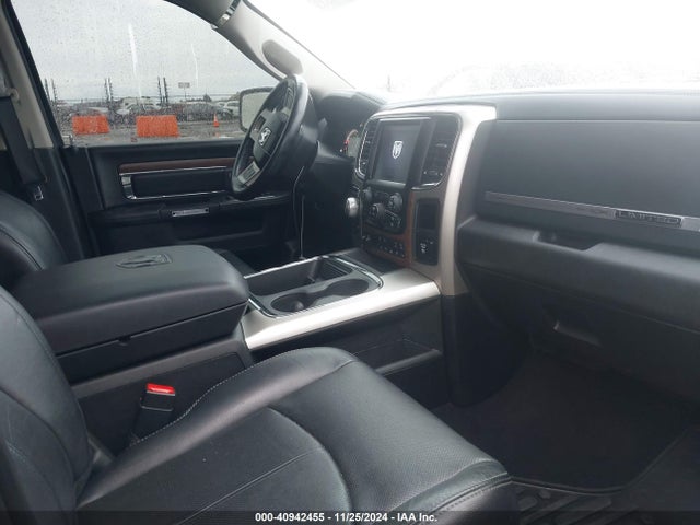 1C6RR7NM1JS254556 RAM 1500 Laramie  4x4 5'7 Box