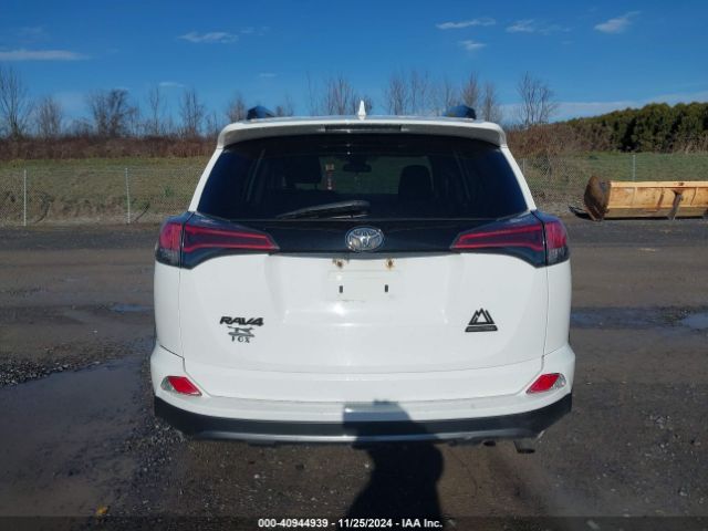 2T3RFREV2JW772947 Toyota Rav4 Adventure/xle
