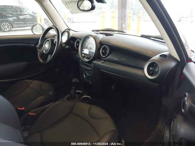 2011 MINI COOPER S CLUBMAN WMWZG3C54BTY35223 Photo 4