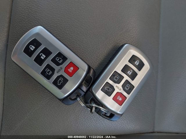5TDYZ3DC5HS791035 Toyota Sienna Xle 8 Passenger