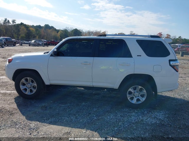 Toyota 4RUNNER SR5 2022 JTEEU5JR7N5265167 Image 14