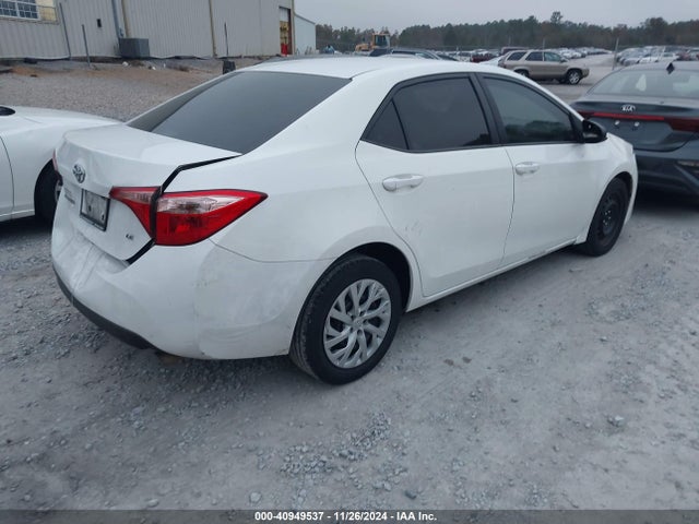Toyota COROLLA LE 2018 5YFBURHE4JP768377 Image 4