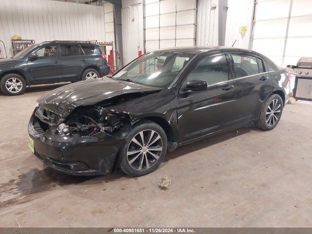 Chrysler 200 Touring 2014 1C3CCBBG7EN120371 Image 2