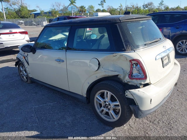 2011 MINI COOPER WMWSU3C59BT096537 Photo 2
