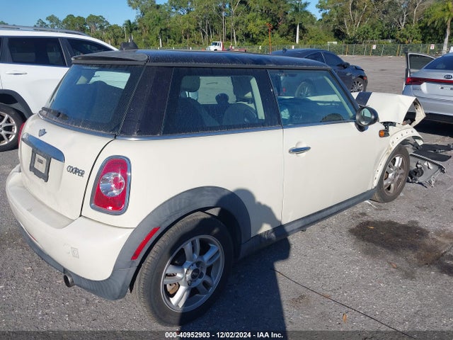 2011 MINI COOPER WMWSU3C59BT096537 Photo 3