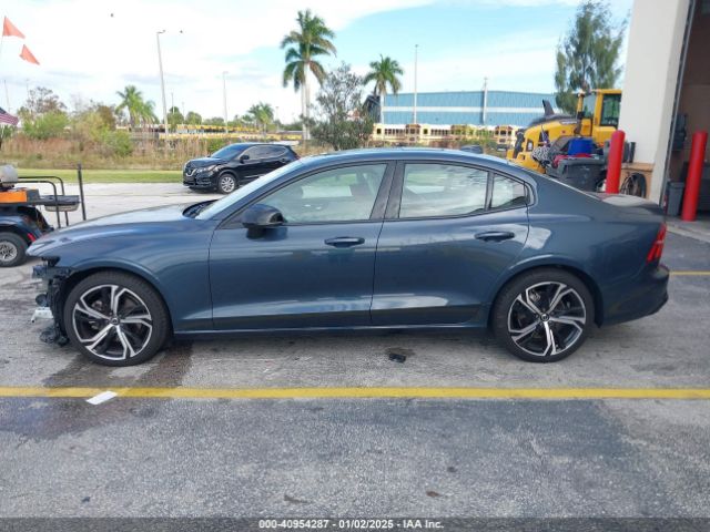 7JRL12FL3RG303500 Volvo S60 B5 Plus Dark Theme