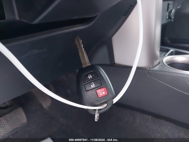 Toyota RAV4 LE 2015 JTMZFREV9FD043185 Image 11