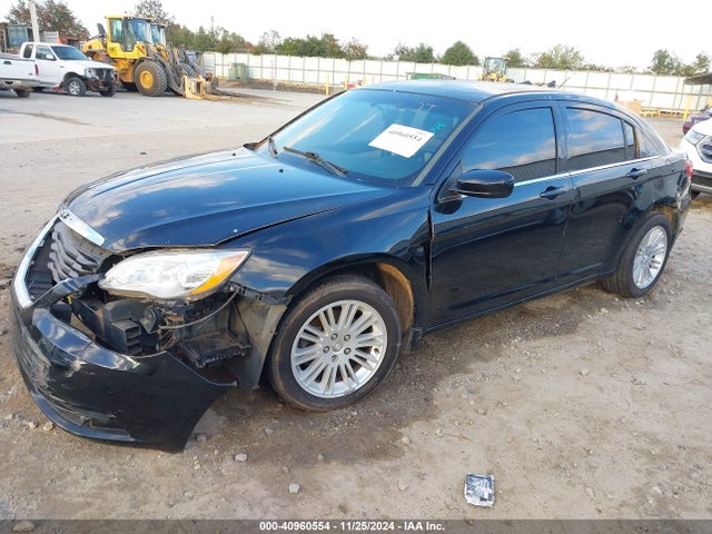 Chrysler 200 LX 2014 1C3CCBABXEN207266 Image 2