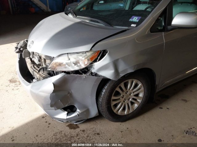 5TDYK3DC6FS604743 Toyota Sienna Xle 8 Passenger