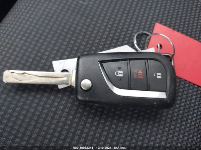 2T3K1RFV1KW051972 Toyota RAV4 LE