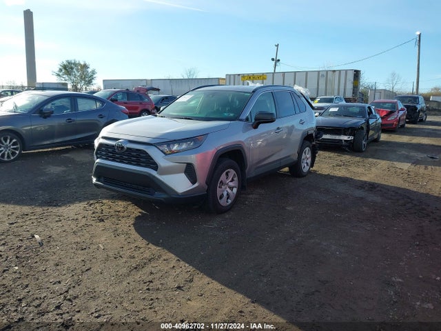 Toyota RAV4 LE 2019 JTMF1RFV0KD500699 Image 2