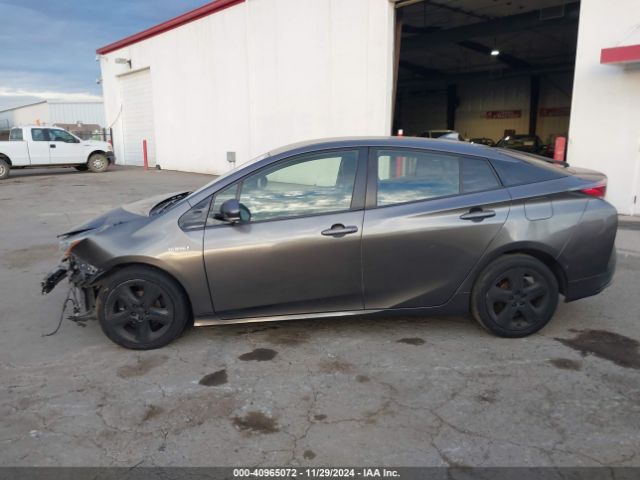 JTDKARFUXJ3549628 Toyota Prius Three Touring