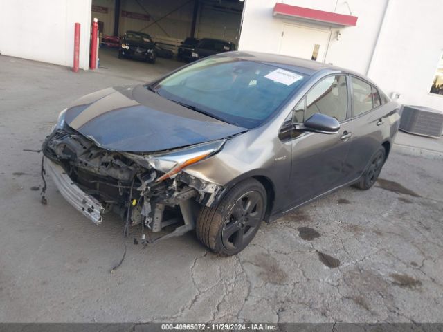 JTDKARFUXJ3549628 Toyota Prius Three Touring