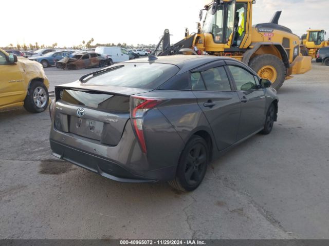 JTDKARFUXJ3549628 Toyota Prius Three Touring